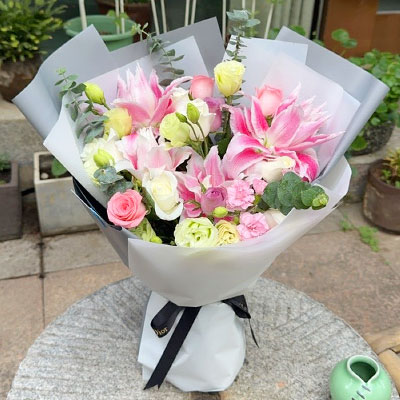 随州9朵玫瑰混搭百合，爱恋纯真无邪