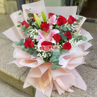 随州11朵红玫瑰百合，全世界里只有一个你